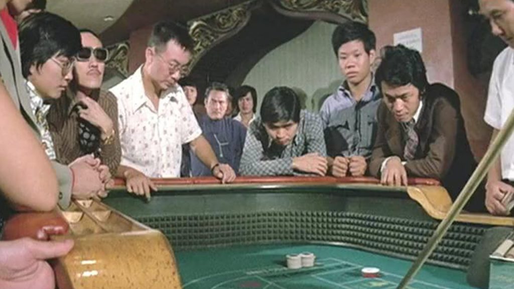 许冠文为了逃脱大佬的追杀，在赌场用假骰子出老千