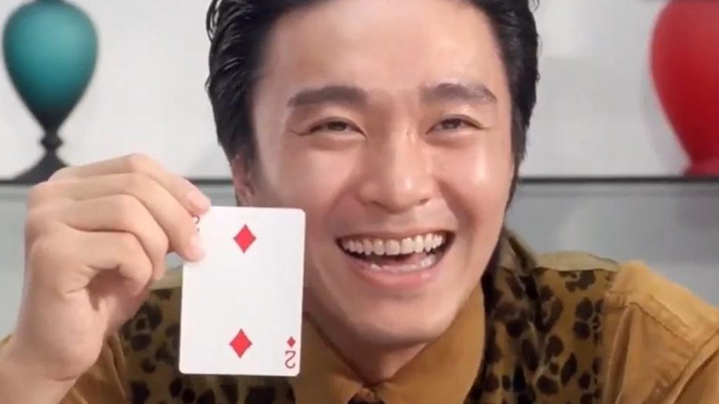 Stephen Chow and Wah gambling poker, the gambling man's bottom card to change away, the next second to lose so bad!