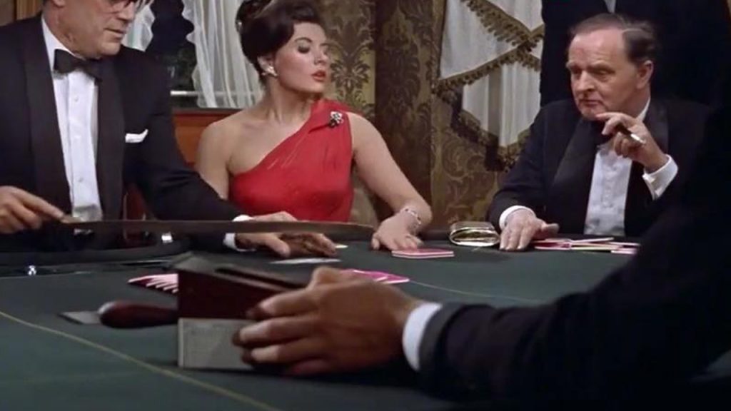 007日常逛赌场，在牌桌上赢了美女一大笔钱，还赢得好感