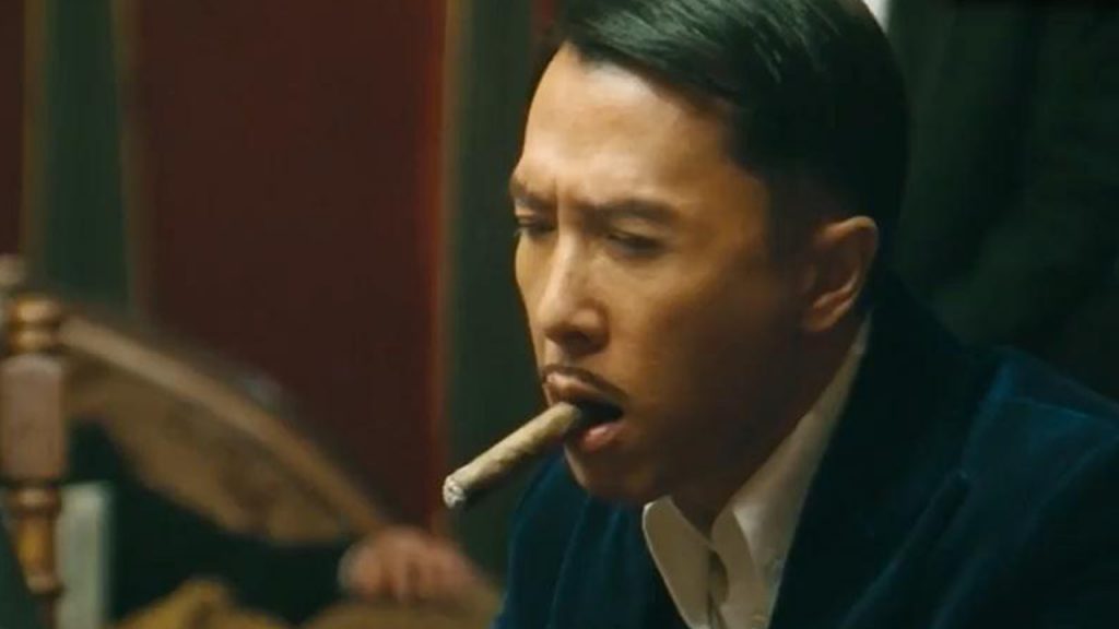 Donnie Yen loses money to take his life to bet on cards, the last game won by surprise