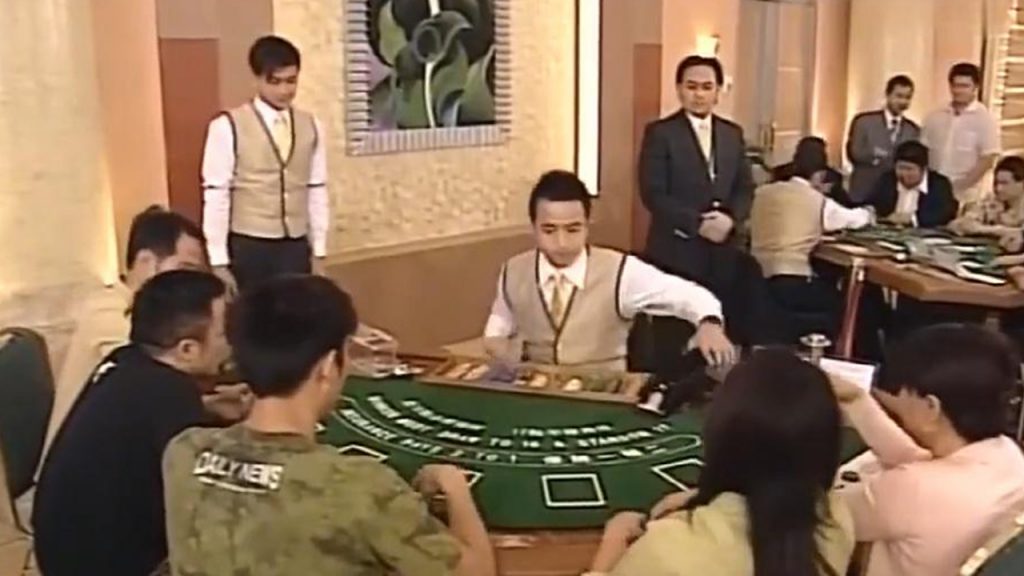 大老千去赌场，一人就包满桌，老板受不了了只好亲自上阵！