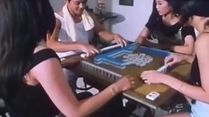 三个女人，一个男人，打麻将，没想到遇到个赌王，输的很惨！