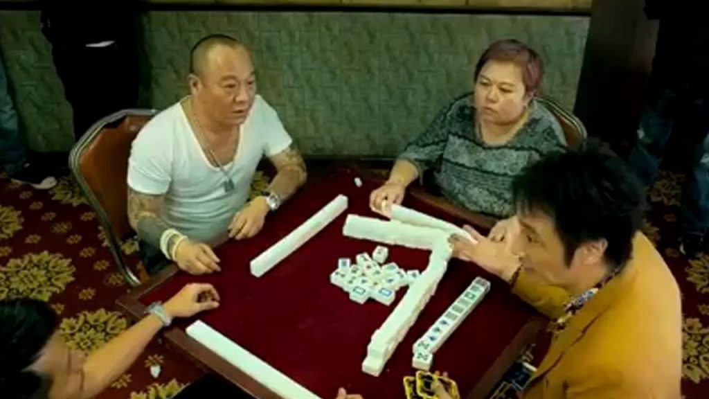 The black boss and Wu Chunyu playing cards do not recognize, Wu Chunyu suddenly Bruce Lee possessed, will be a severe beating
