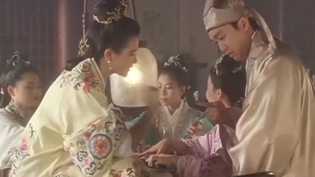 Tang Bohu's eight concubines drink sprinkles, gambling, smoking is too funny