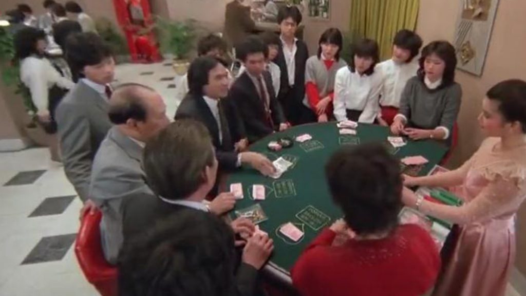 每天都来赌场玩扑克，却不是为赢钱，而是看上了发牌的姑娘