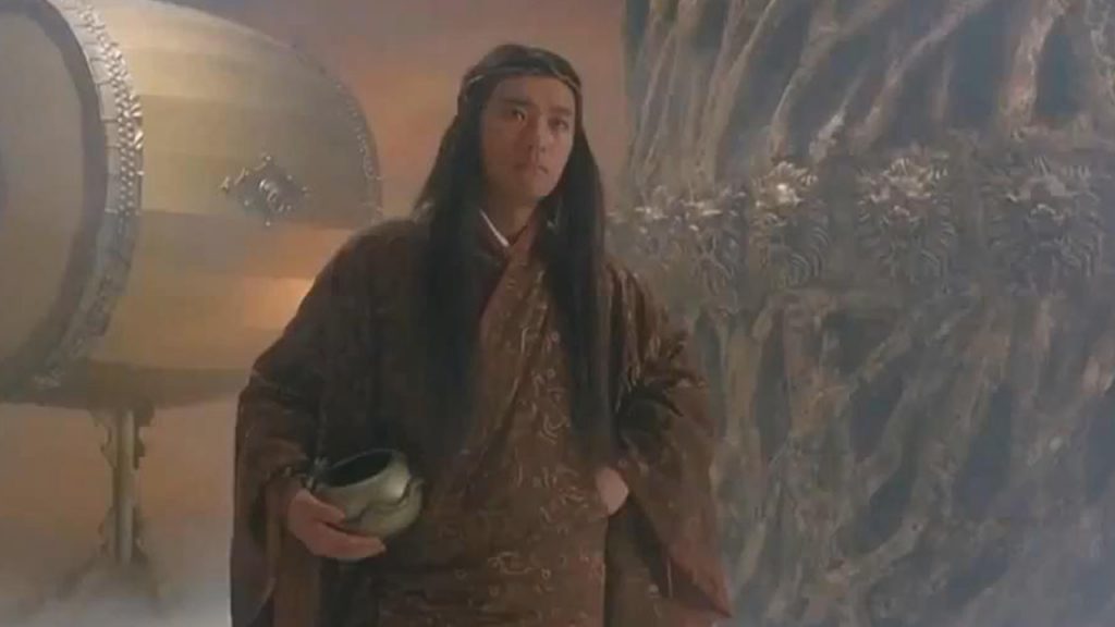 Stephen Chow disguised as Dragon Warrior, bet with the immortals, go to earth to experience a