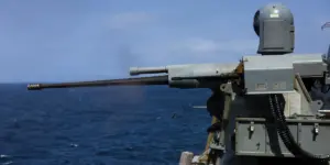 特朗普抵制伊朗，美国军舰护航霍尔木兹海峡
