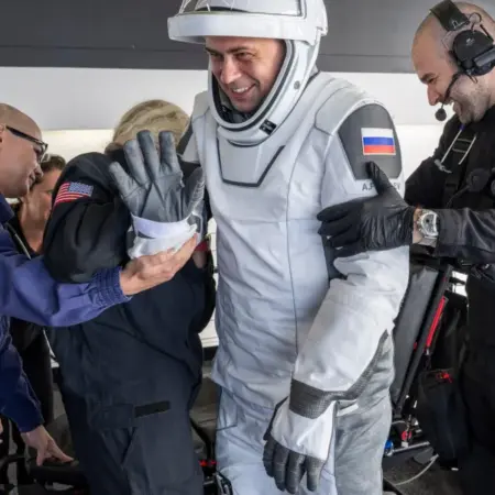 宇航员成功返回地球，SpaceX航天船圆满归来